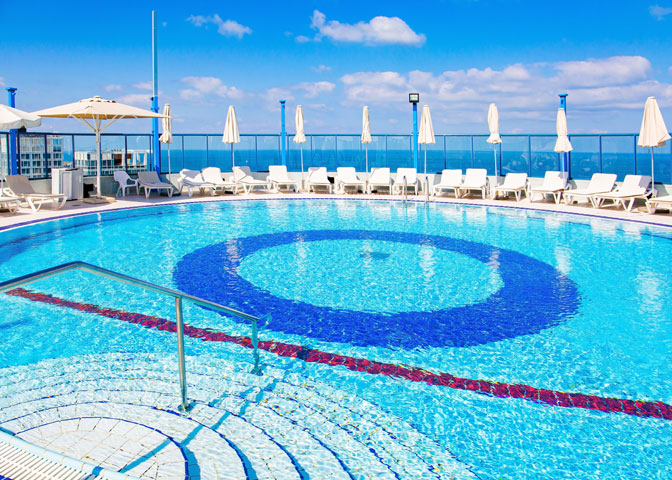 commercial pool cleaning